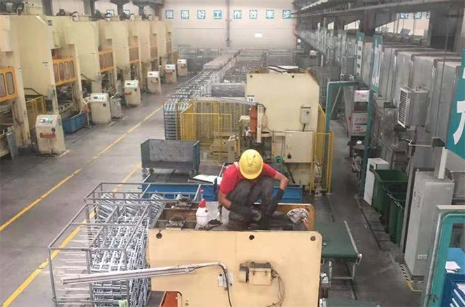 天強保潔為海信集團生產區機械做年度保潔工作